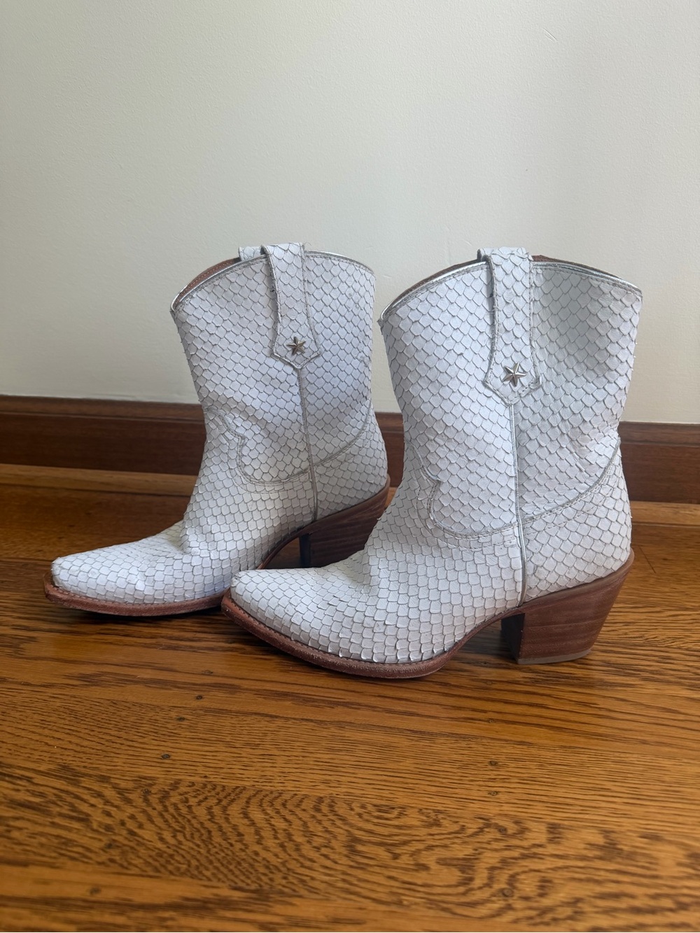 Idyllwind White Textured Western Heeled Ankle Boots